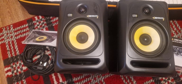 Roland VR-09 Keyboard + KRK Rokit 6 Monitors + Behringer UMC404HD Bundle