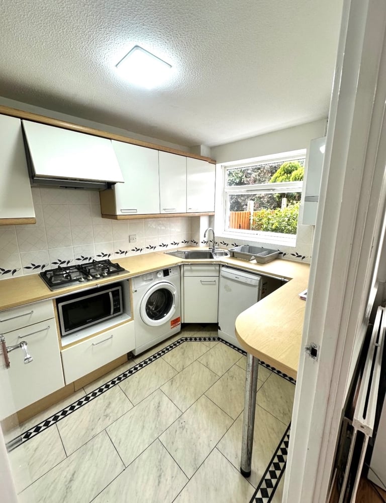 (Not a studio)Double room including bills for single occupancy Postcode TW12 3YZ