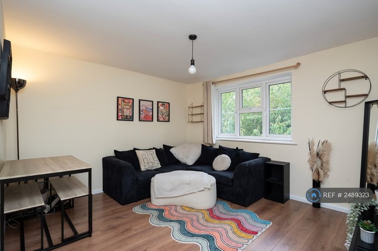 1 bedroom flat in Mill Court, London, E10 (1 bed) (#2489323)