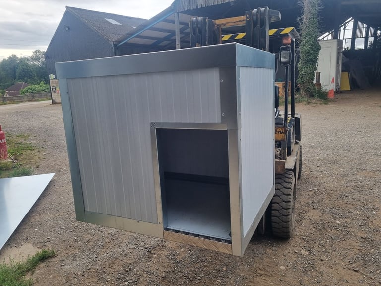 Dog kennel 