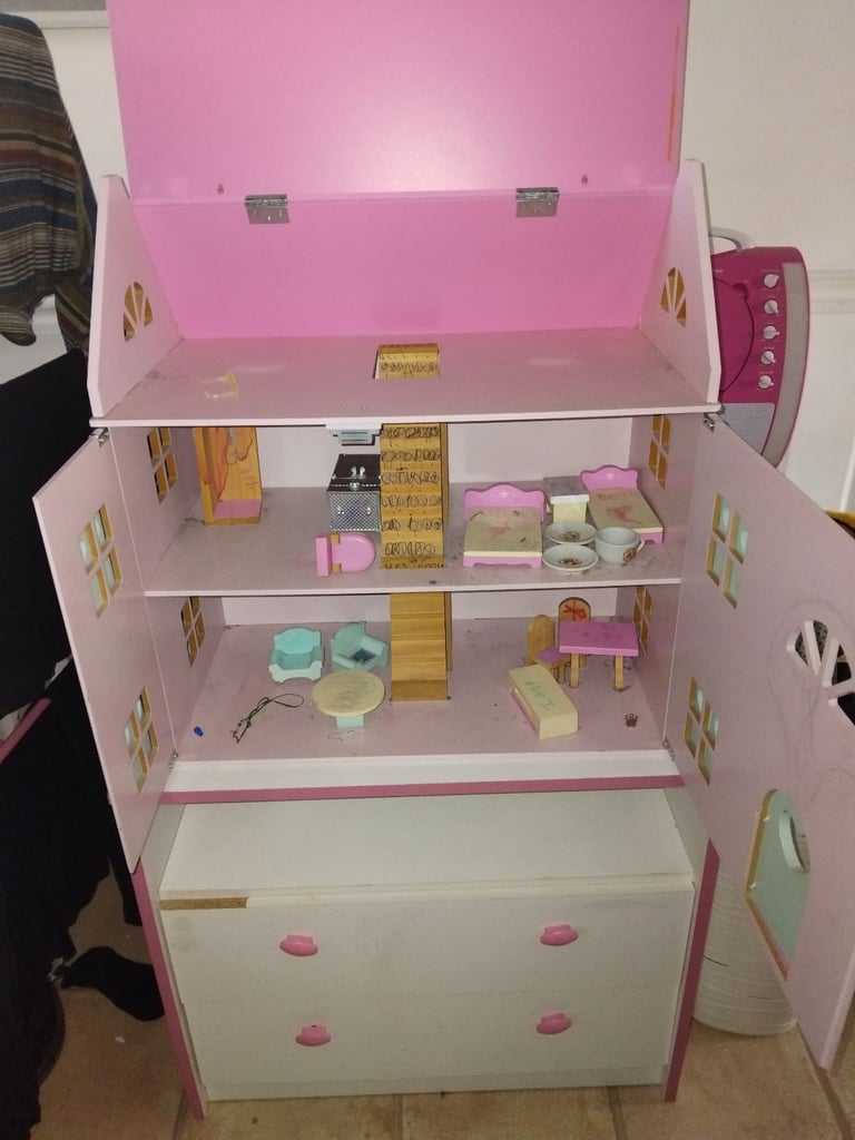 Dolls house with chest of drawers