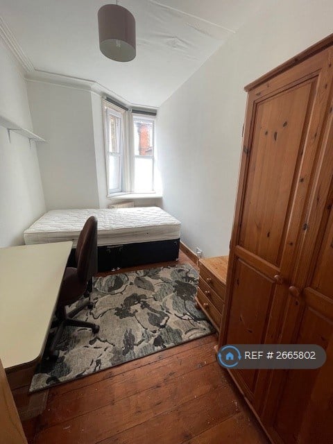 6 bedroom house in Artillery Road, Guildford, GU1 (6 bed) (#2665802)