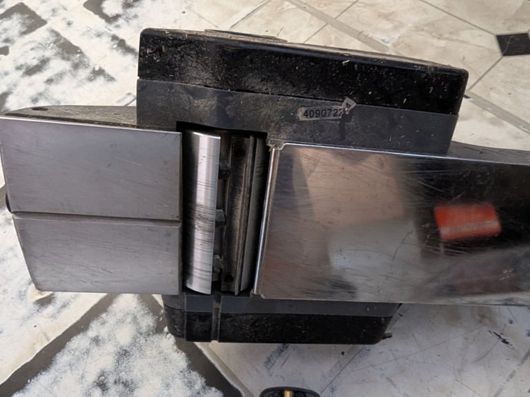 PP 240V 650W ELECTRIC WOOD PLANER WOOD PLANE IN GOOD WORKING ORDER WITH DECENT BLADES + CAN BE SEEN