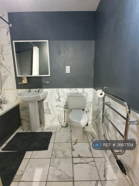 2 bedroom flat in Low Street, Sunderland, SR1 (2 bed) (#2667704)