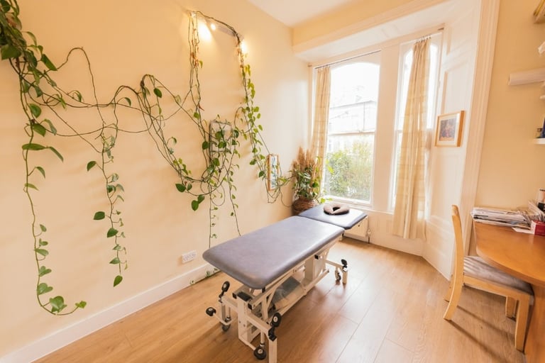 Bright and airy Therapy/Treatment room for rent 
