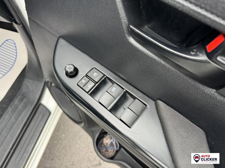 2020 Toyota Hilux 2.4 D-4D Active Pickup Extended Cab 4dr Diesel Manual 4WD Euro 6 (3.5t) (15 Pic...