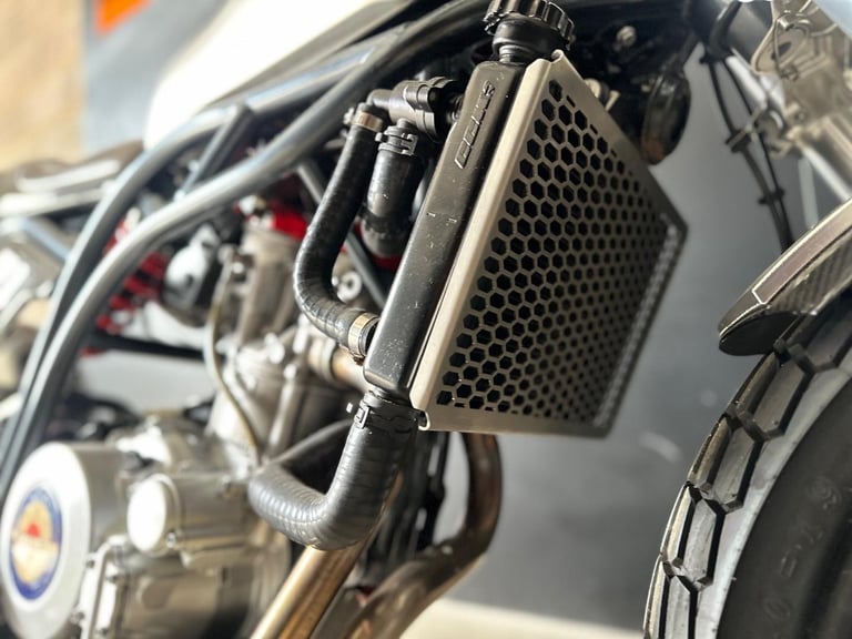 STUNNING LOW MILEAGE 2019/69 CCM SPITFIRE FLAT TRACKER