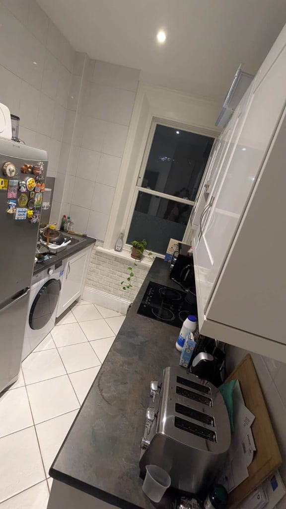 Bedroom set in a prime location, West Kensington, Talgarth Road, W14 9DB-Ref: 2215