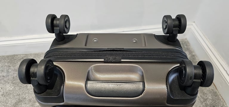 Ricardo Beverly Hills 21” Carry-On Hardcase Spinner Suitcase Luggage