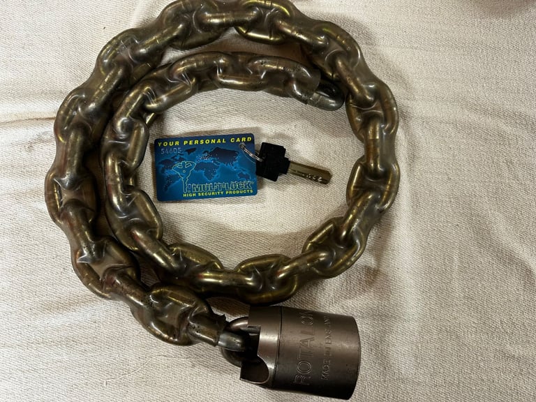 Rotalok rotating padlock and chain