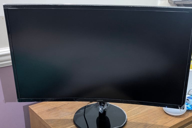 Samsung 27 inch Essential Curved Monitor (S3) – Excellent Condition