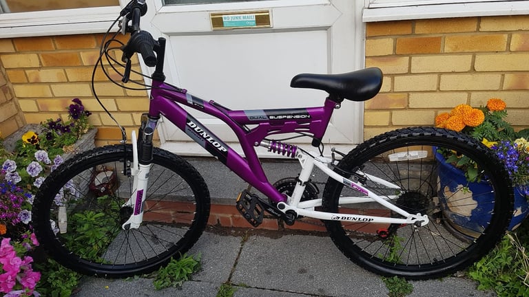 DUNLOP 24" WHEEL BIKE 17" FRAME IN GREAT CLEAN CONDITION AGE 13+