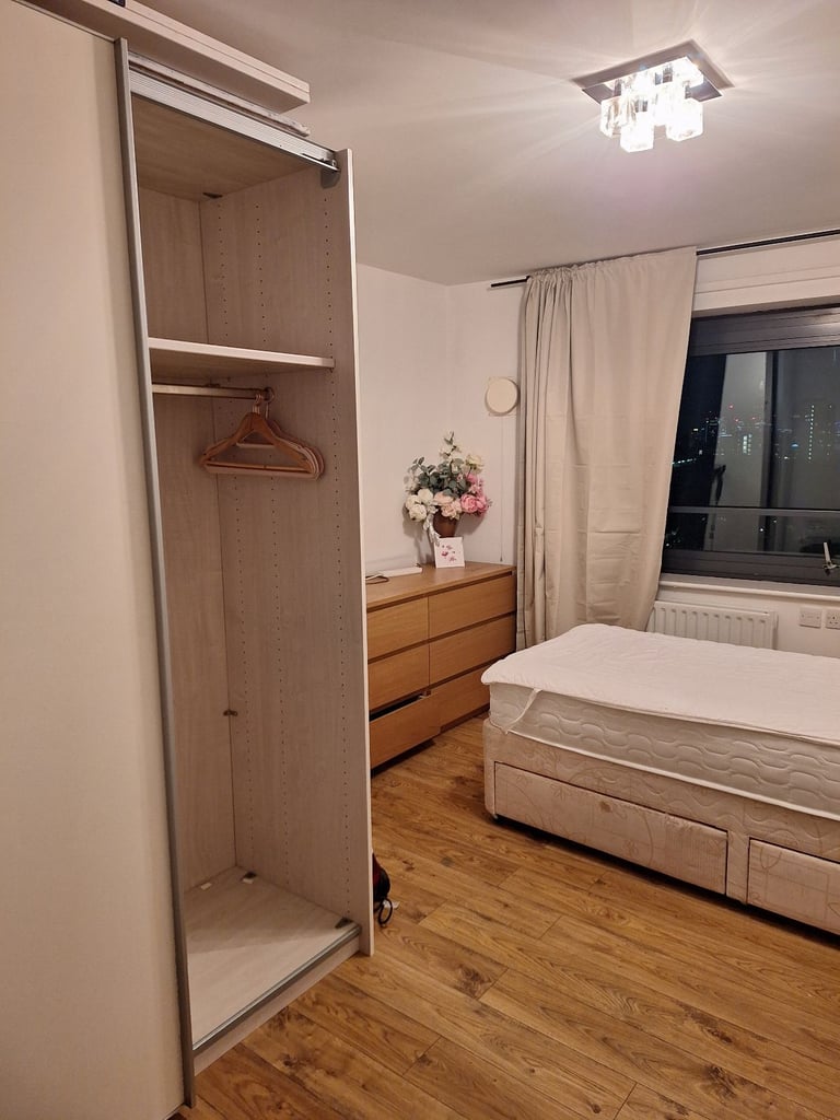 single room for a female in zone 2 , close  to Canary Wharf/ short/ long stay