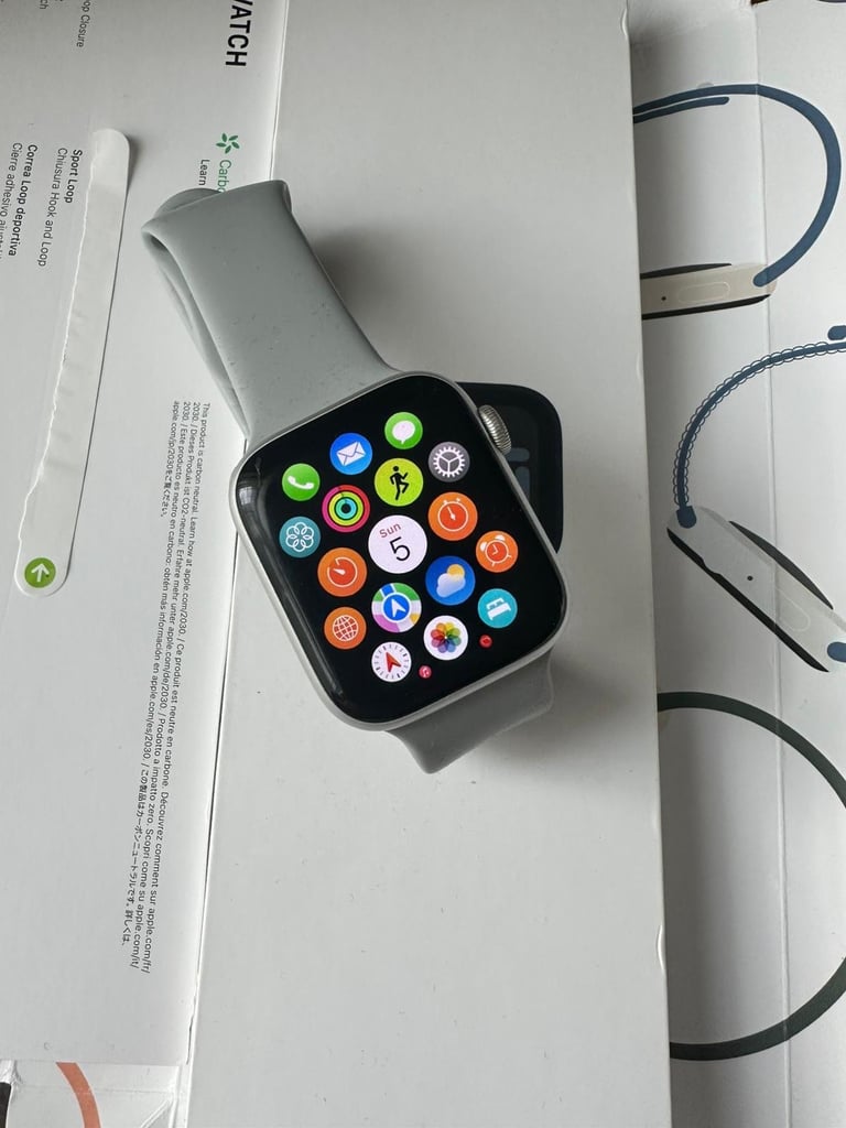 Apple Watch SE 44MM 2022 silver Excellent condition 