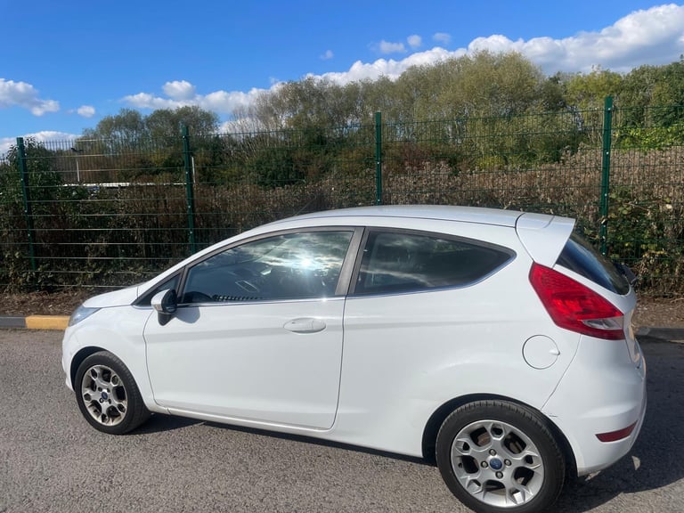 FORD FIESTA 1.2 ZETEC 12 REG WHITE 3 DOOR MOT FEBRUARY 24TH 2026 TAX £165 LOW INSURANCE 50+MPG