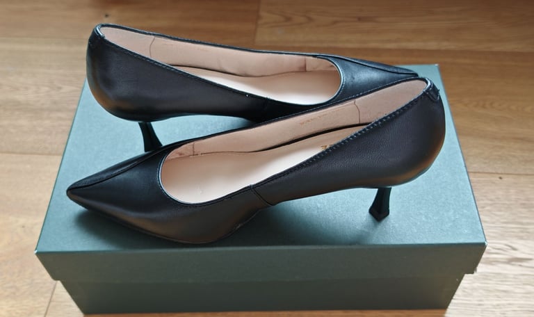 Brand new Belle ladies shoes size 4