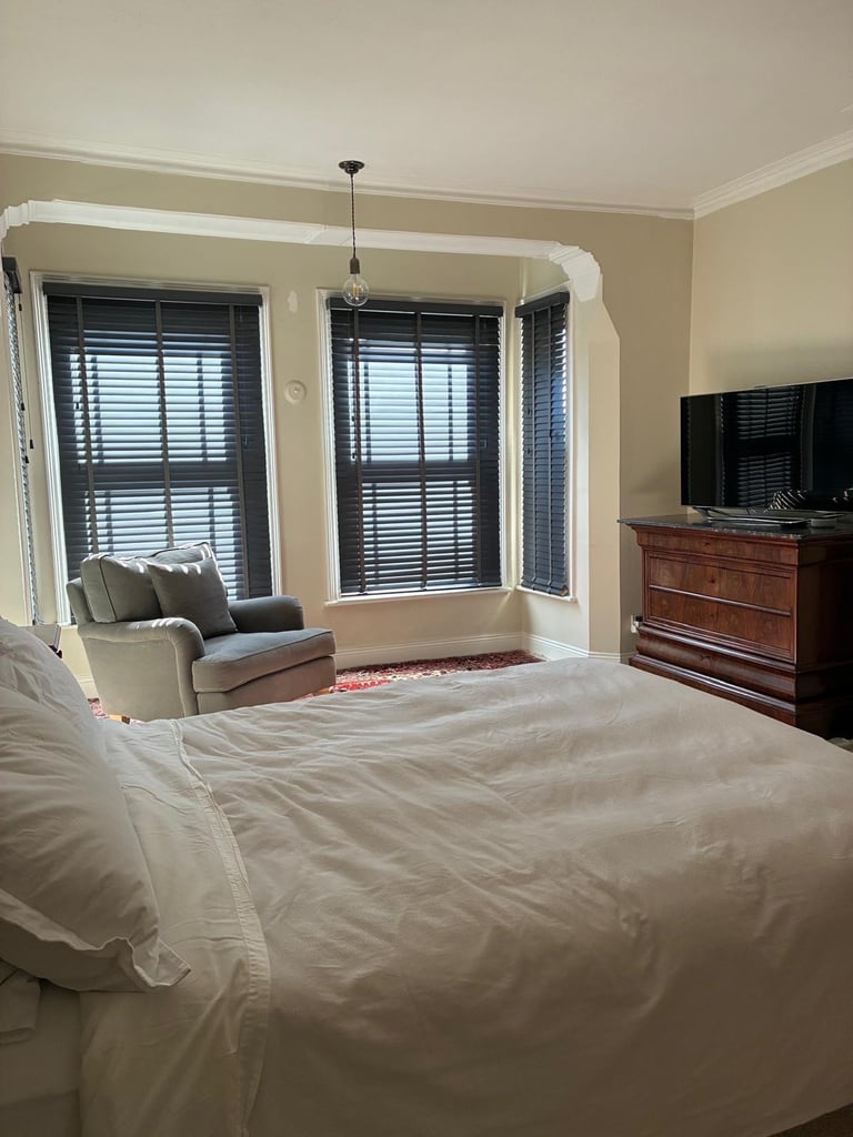Lovely room in modern Victorian house 