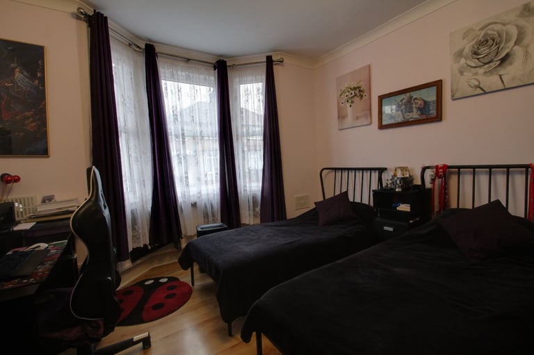 MODERN ONE BEDROOM, CLARE ROAD, CLOSE TO TUBE