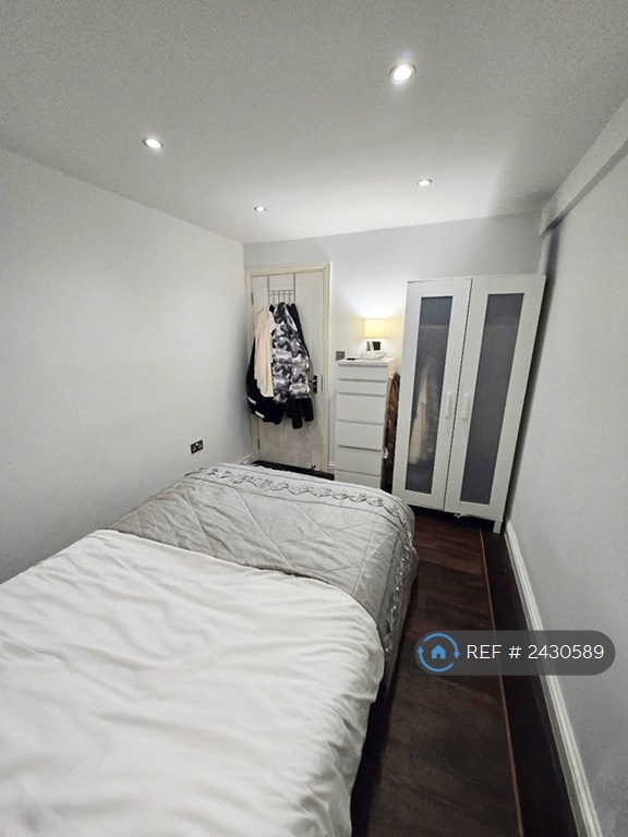 1 bedroom flat in Connaught Towers, Thornton Heath, CR7 (1 bed) (#2430589)