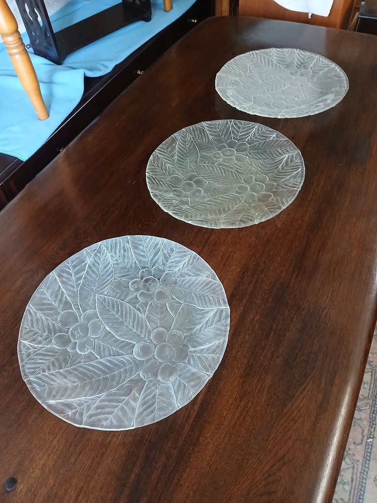 3 Decorative Frosted Glass Serving Plates 