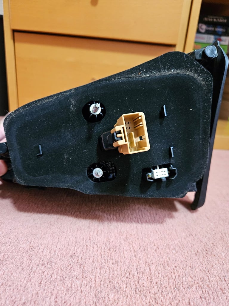 VW Golf 7.5 LEFT INNER tail light