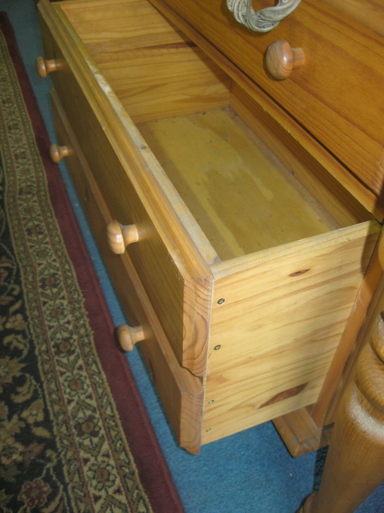 MODERN PINE CHEST OF DRAWERS. BOTTOM DOUBLE DEPTH DRAWER. GOOD ORDER. DELIVERY 