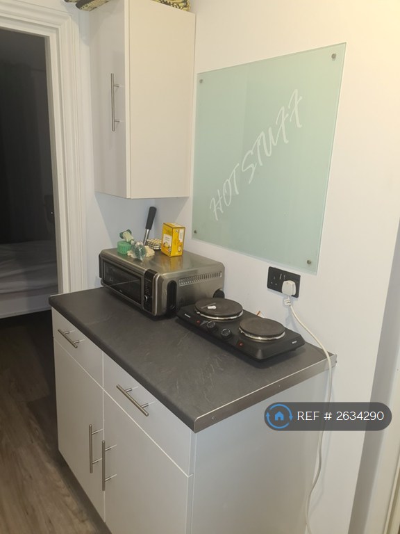 Studio flat in Parkfield Way, Bromley, BR2 (#2634290)