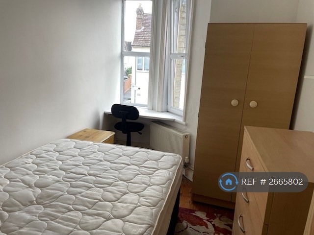 6 bedroom house in Artillery Road, Guildford, GU1 (6 bed) (#2665802)