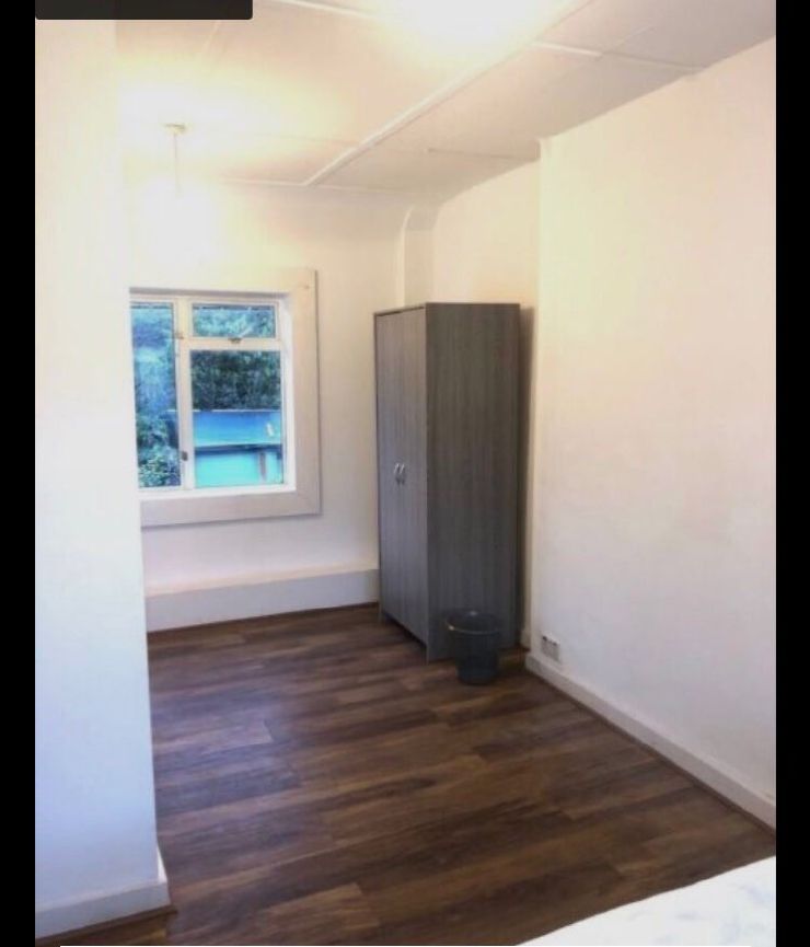 Ensuite Doubleroom available to rent. DSS Working prof couple/single. East Acton W12. £1350 pm Bills
