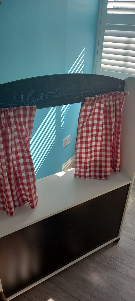 Puppet show / Market stall