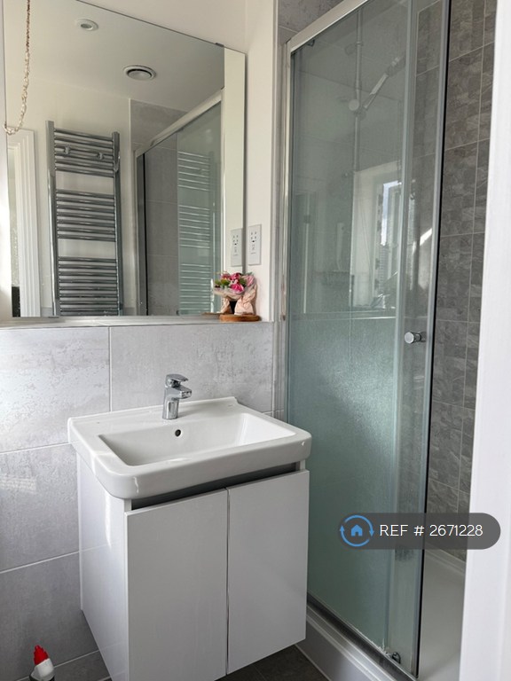 2 bedroom flat in Ireland Road, Crowthorne, RG45 (2 bed) (#2671228)