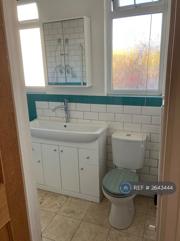 3 bedroom flat in Kings Road, Kingston, KT2 (3 bed) (#2643444)
