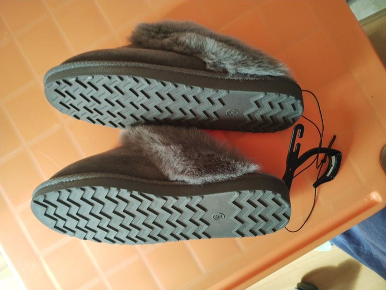 Grey faux fur lined women's slippers. Size 5  - 6. Brand new