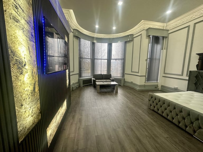 ** All bills inclusive Studio Flat with roof top garden **