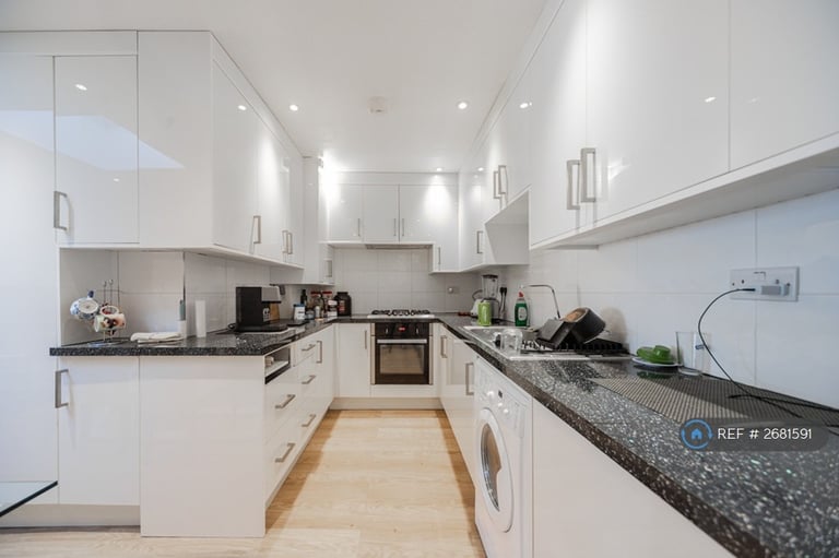 2 bedroom flat in Crowther Avenue, Brentford, TW8 (2 bed) (#2681591)
