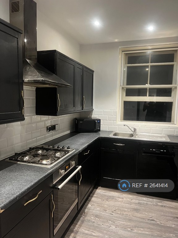 2 bedroom flat in Charlwood Mansion, London, SW12 (2 bed) (#2641414)