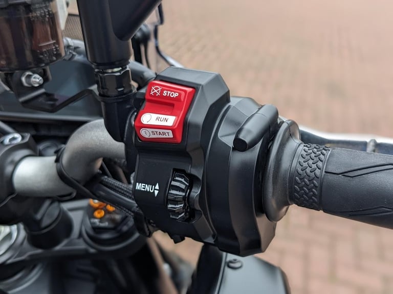 YAMAHA MT-10 2022 - TECH BLACK - AKRAPOVIC - RECENT TYRES - 5 SERVICE ENTRIES