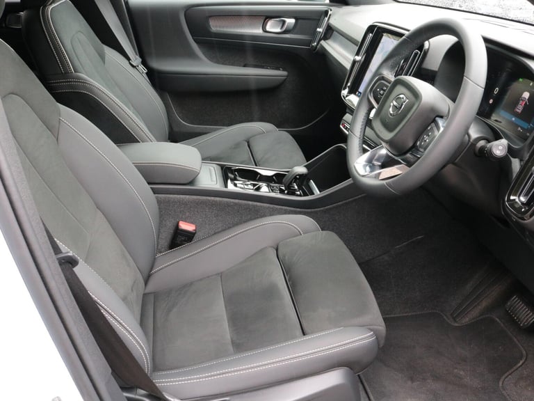 2024 Volvo XC40 Plus Dark B4 (197 hp) ESTATE Petrol/Electric Hybrid Automatic