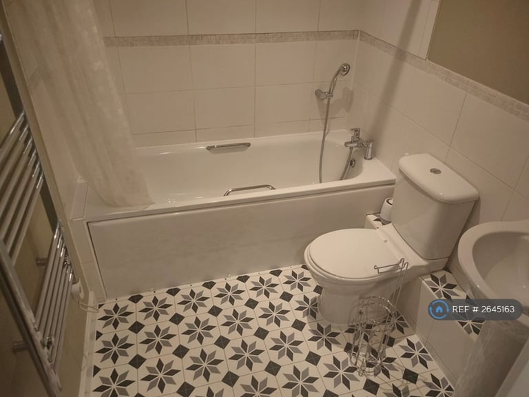 2 bedroom flat in Pine Street, Aylesbury, HP19 (2 bed) (#2645163)
