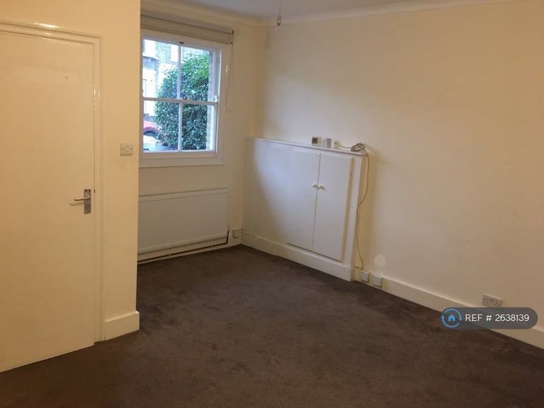 1 bedroom flat in Leyton, London, E10 (1 bed) (#2638139)