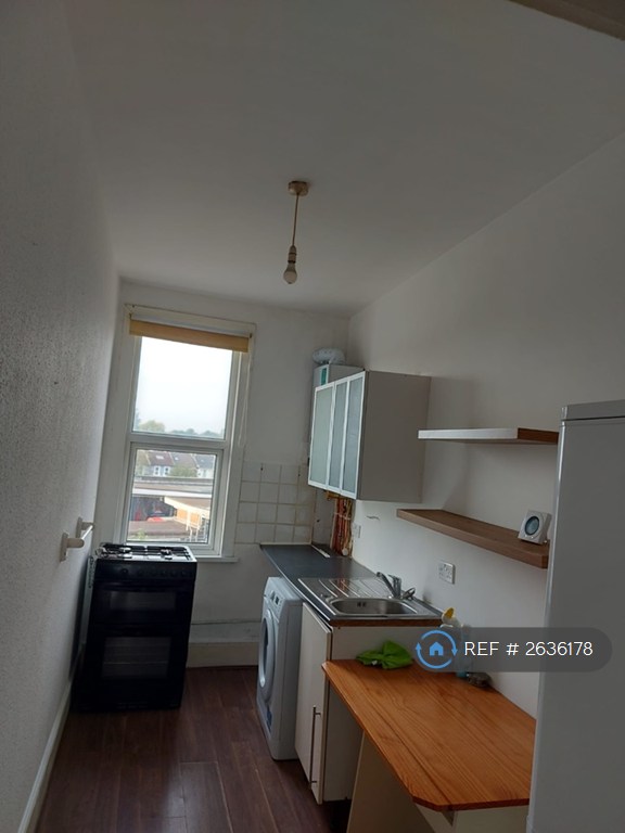 1 bedroom flat in Leytonstone, London, E11 (1 bed) (#2636178)