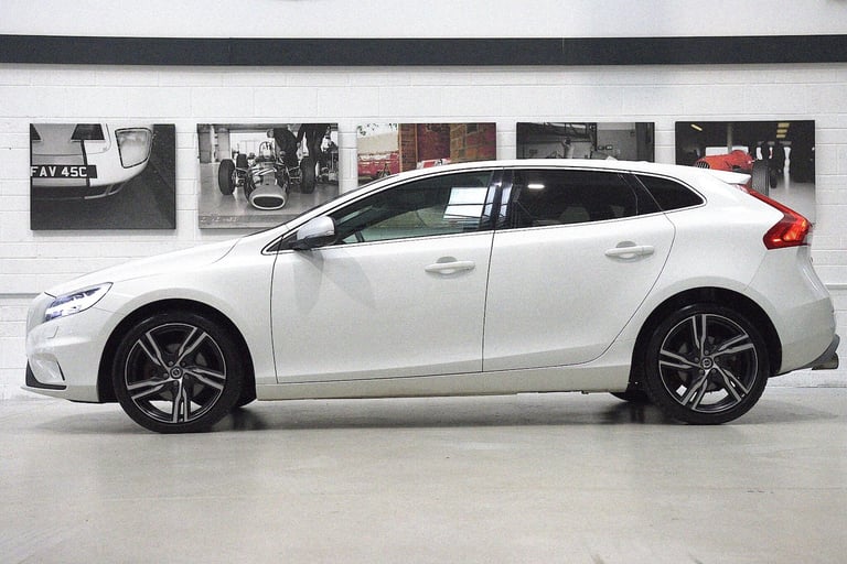 2017 Volvo V40 2.0 T2 R-Design Nav Plus Euro 6 (s/s) 5dr HATCHBACK Petrol Manual