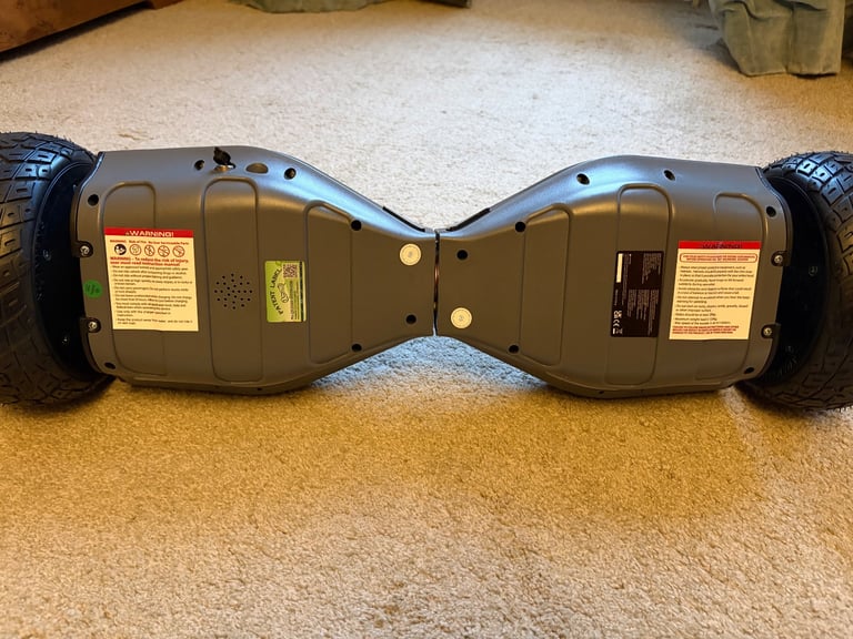 Hoverboard in excellent condition, plus charger and safety accessories 