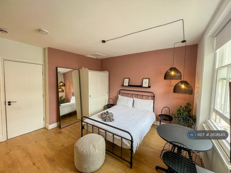 Studio flat in Kensington Gardens Square, London, W2 (#2636140)