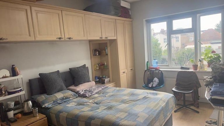 SPACIOUS 5 -BED HOUSE -SURBITON suitable for assisted living or supported living as well