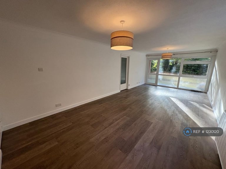 2 bedroom flat in Shirley Road, Wallington, SM6 (2 bed) (#1230120)