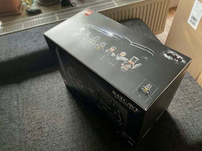 LEGO 76252 Batcave - Shadowbox