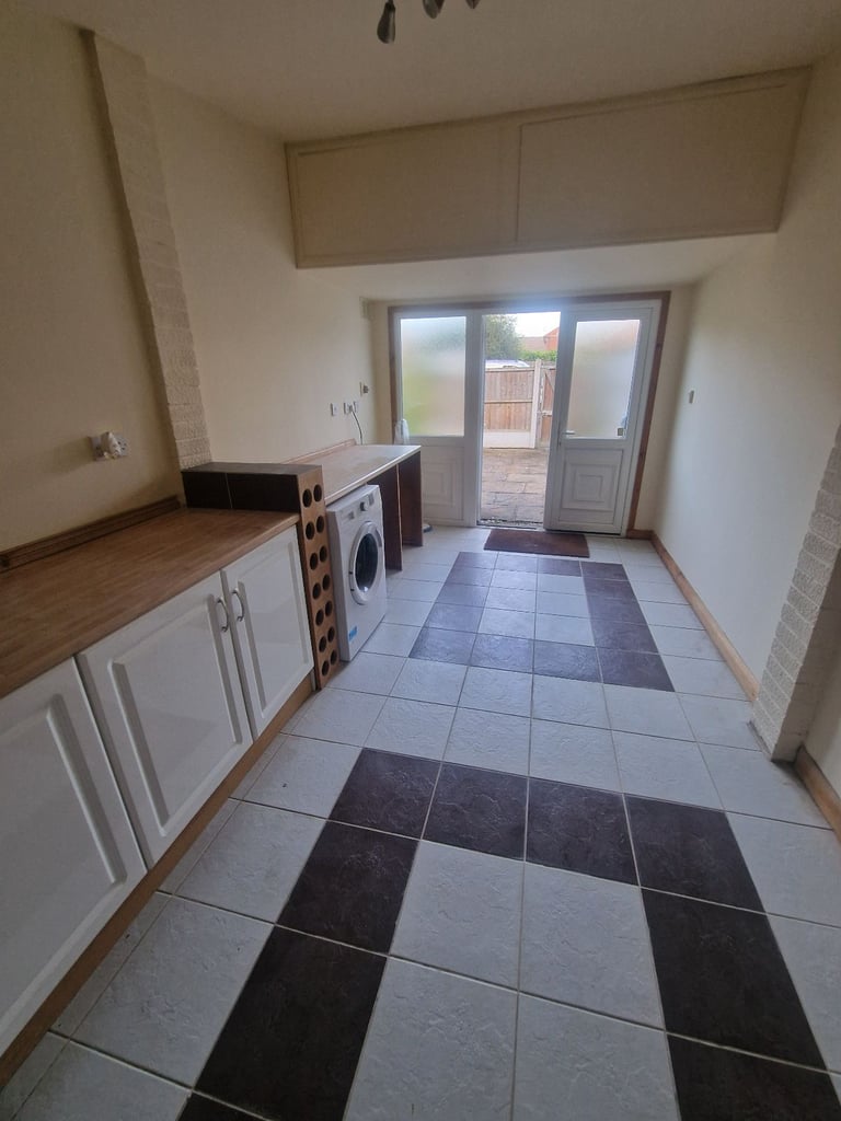 Bright & Spacious Family Home in Quiet Heald Green Cul-de-Sac – Garden, Driveway, Near Schools