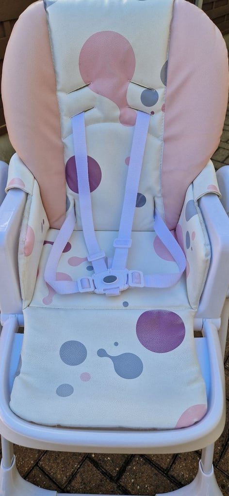 KINDERKRAFT YUMMY, BABY HIGH CHAIR, PINK. IN EXCELLENT CONDITION.