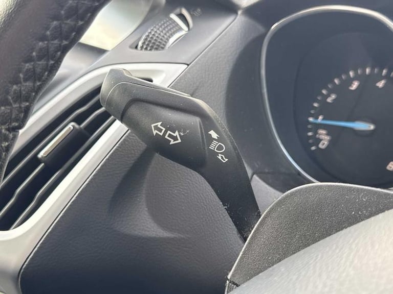 2014 Ford Focus 1.6 125 Zetec Navigator 5dr Powershift HATCHBACK PETROL Automatic